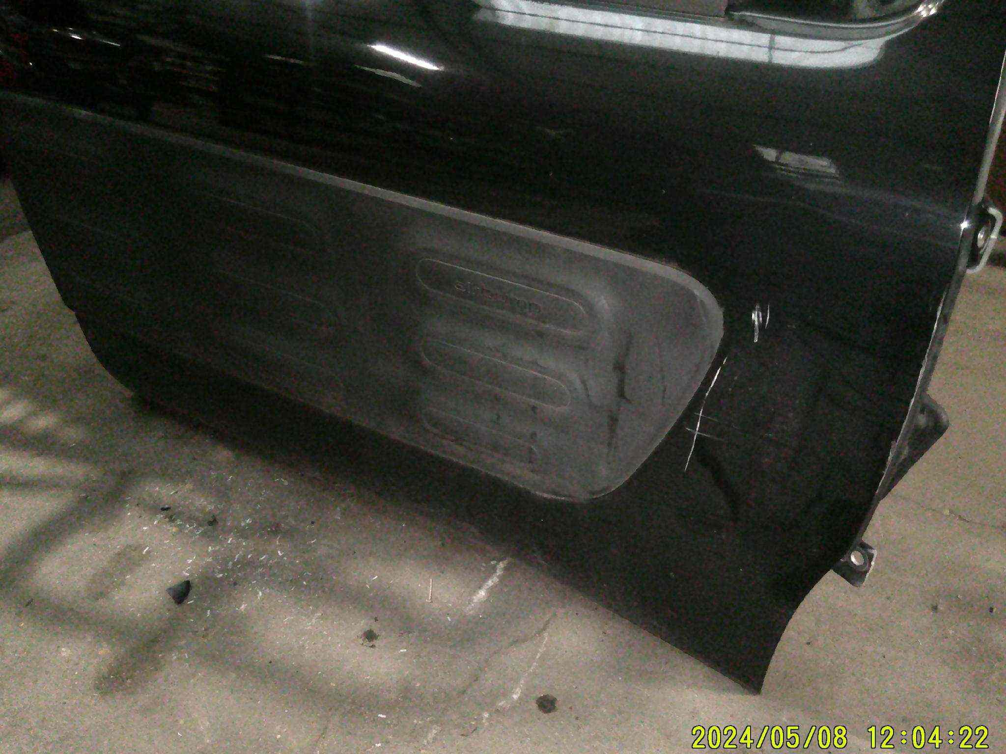 Porte AV Droit sans panneau de porte 
CITROEN C4 cactus 
légèrement rayer en photo 

Frais de Port sur devis