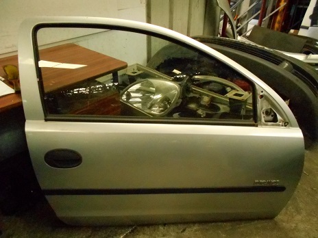 Porte AV Droit
OPEL Corsa C
An 10.2000 - 08.2003

Vendue nue
Frais de Port sur devis