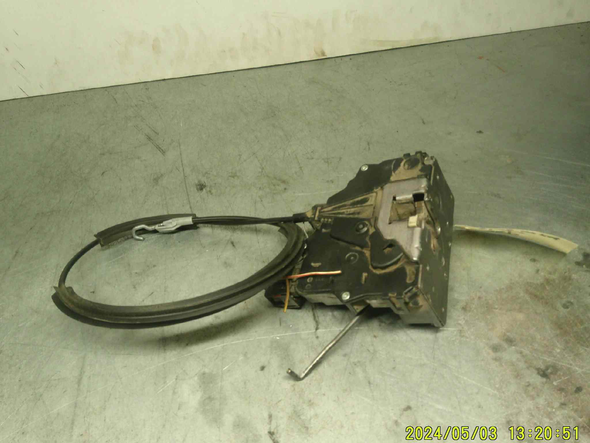 Serrure arrière Droit
OPEL Corsa d
ref : 031208 1713
      0325407955
