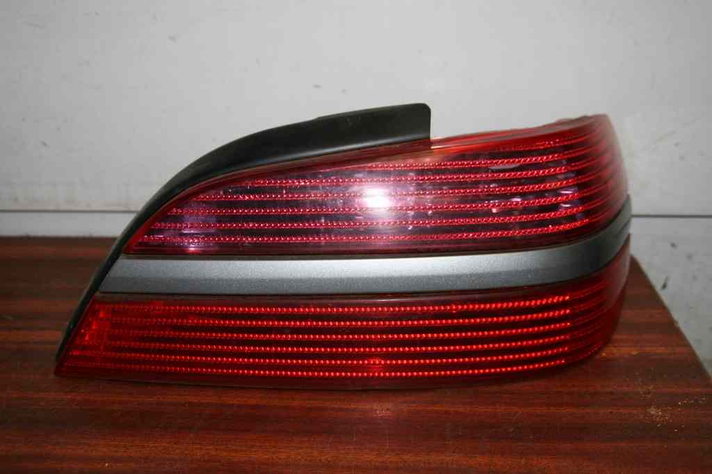 Feu Arriere Droit PEUGEOT 406 ph2
04.2001

