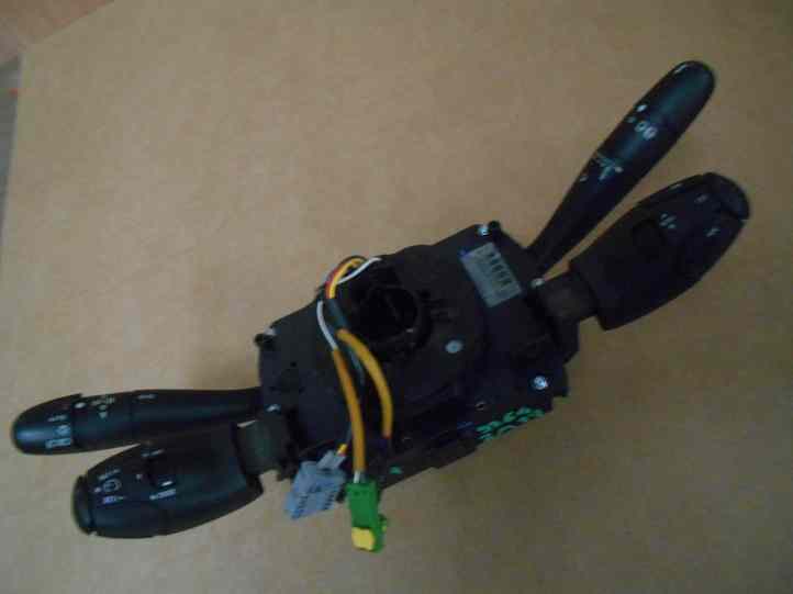 Commodo 
PEUGEOT 207
An 04.2006 - 06.2013

COM 2005 Valeo
96630718XT

Option auto : Phares, Essuie glace