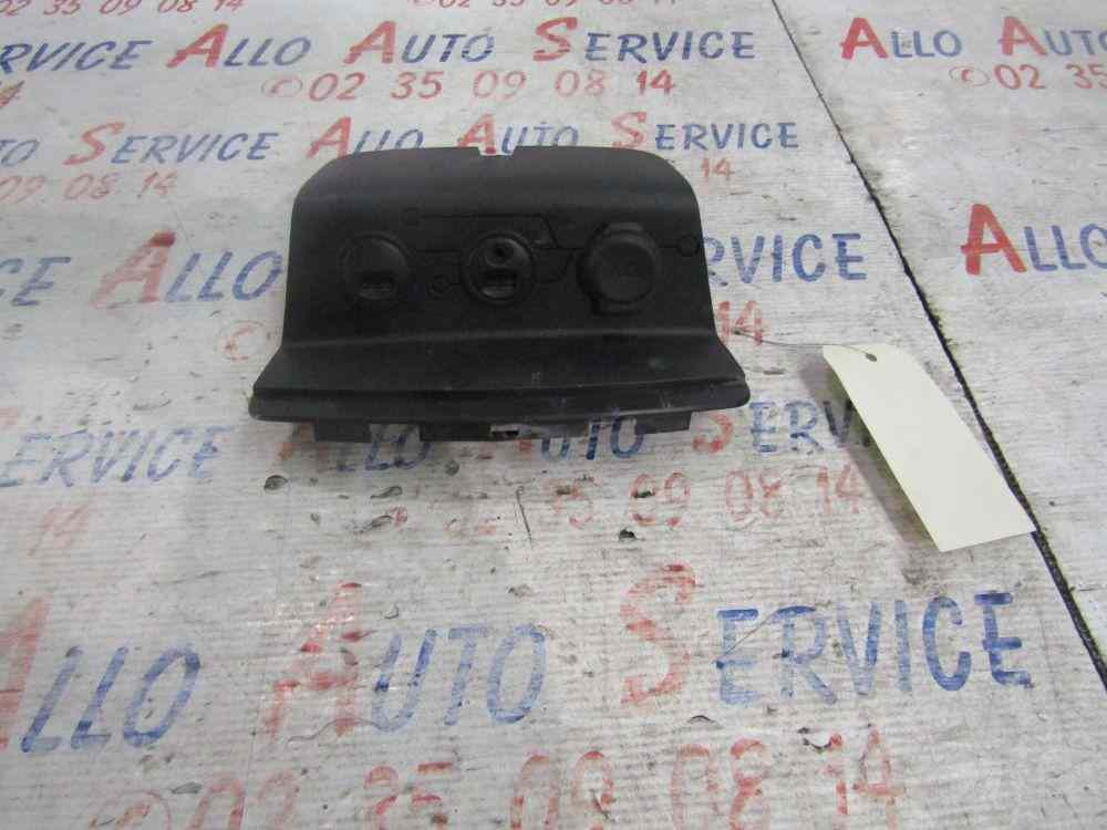 Connexion USB 
PEUGEOT 208 1 PHASE 2 1.2 VTI-12V
REF:96 746 553 77


