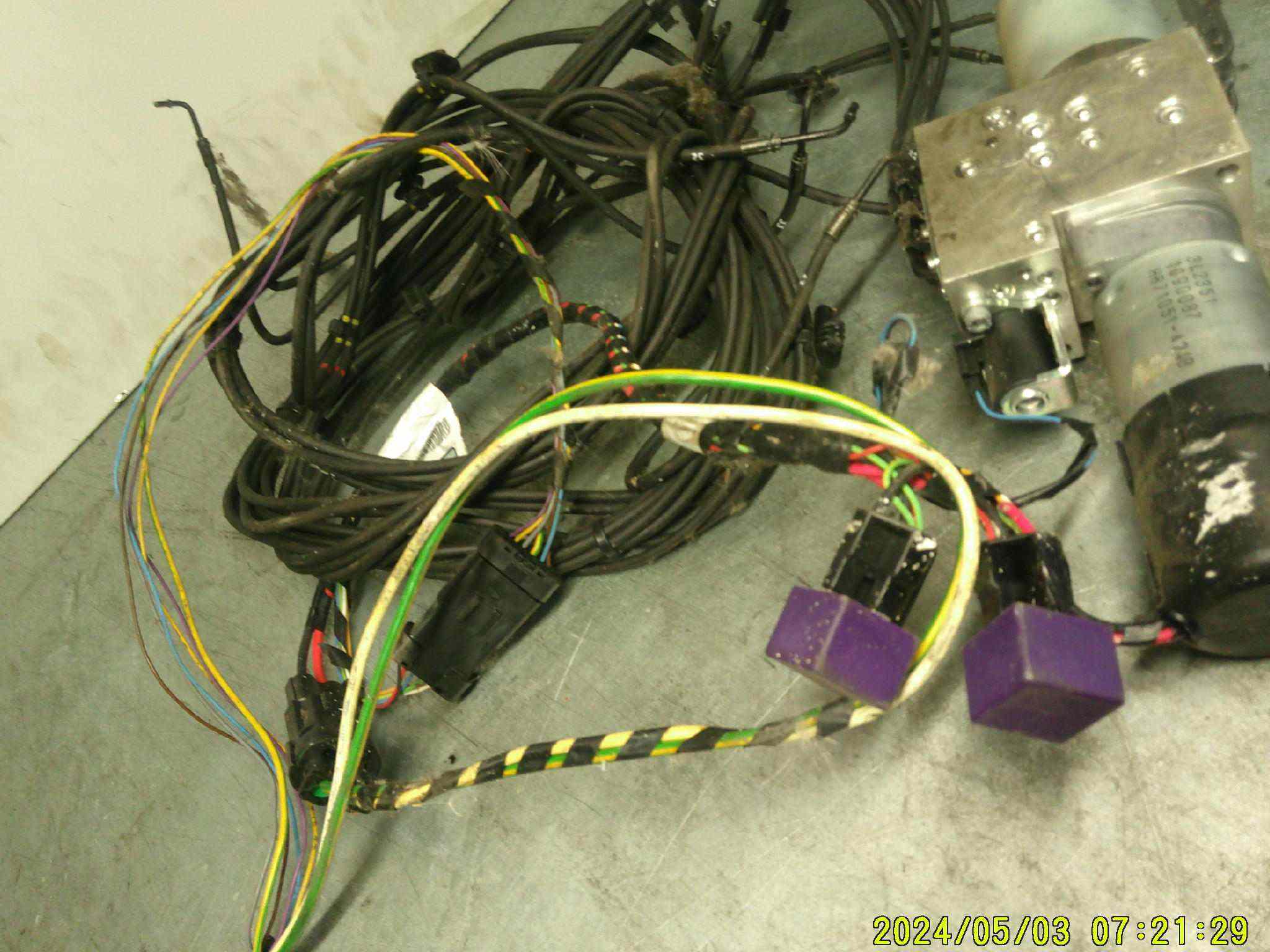 moteur avec tuyaux pour toit 
PEUGEOT 207cc 
ref : 9680076380

