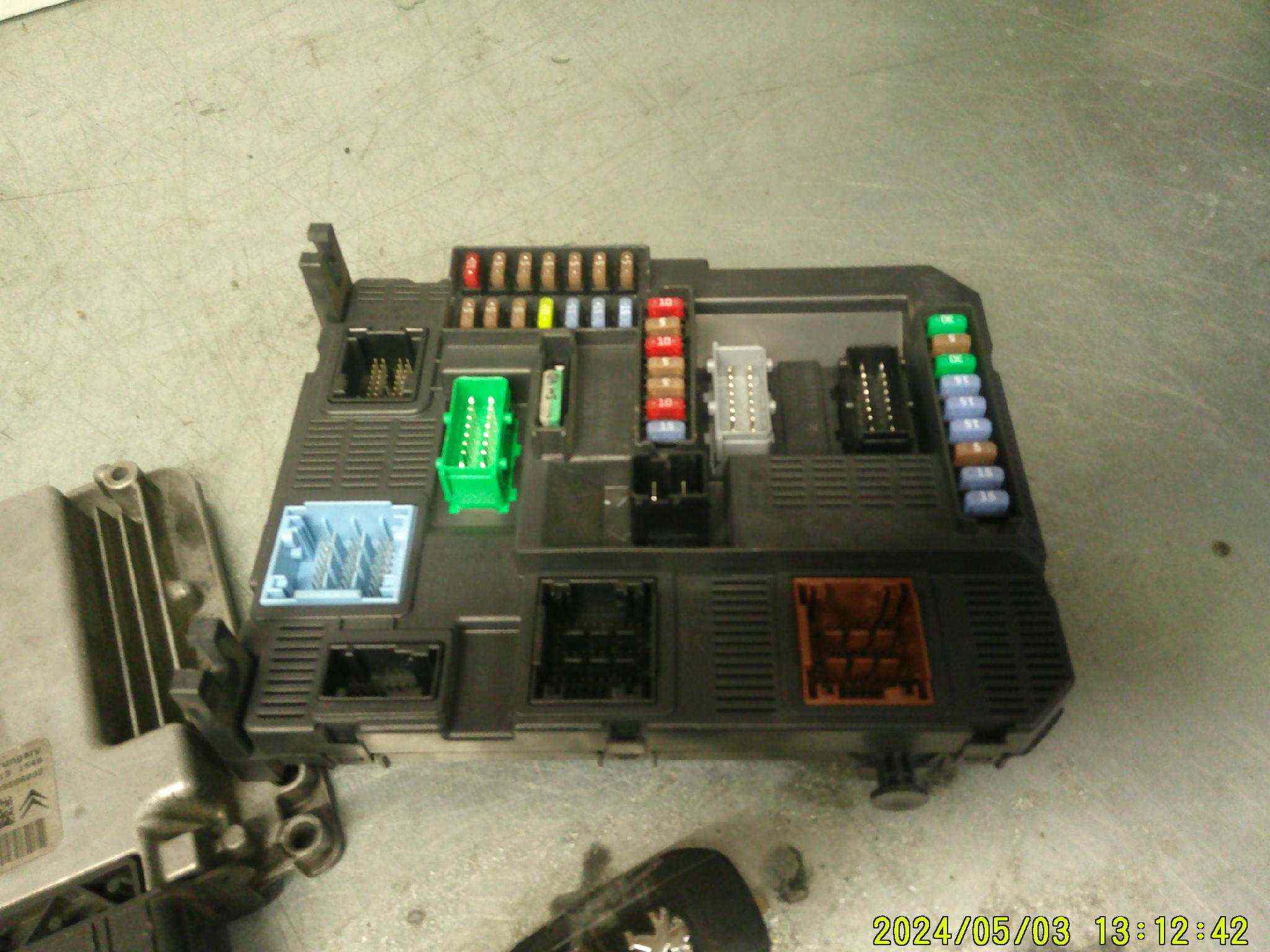 Kit de démarrage 
PEUGEOT 308 2 phase 1 1.6 hdi 
boite automatique 
code moteur : dv6fc_bhz / boite : at6 
ref : bsm 9807054180 
calculateur : 028032456
edc17c60 
1 clef  

