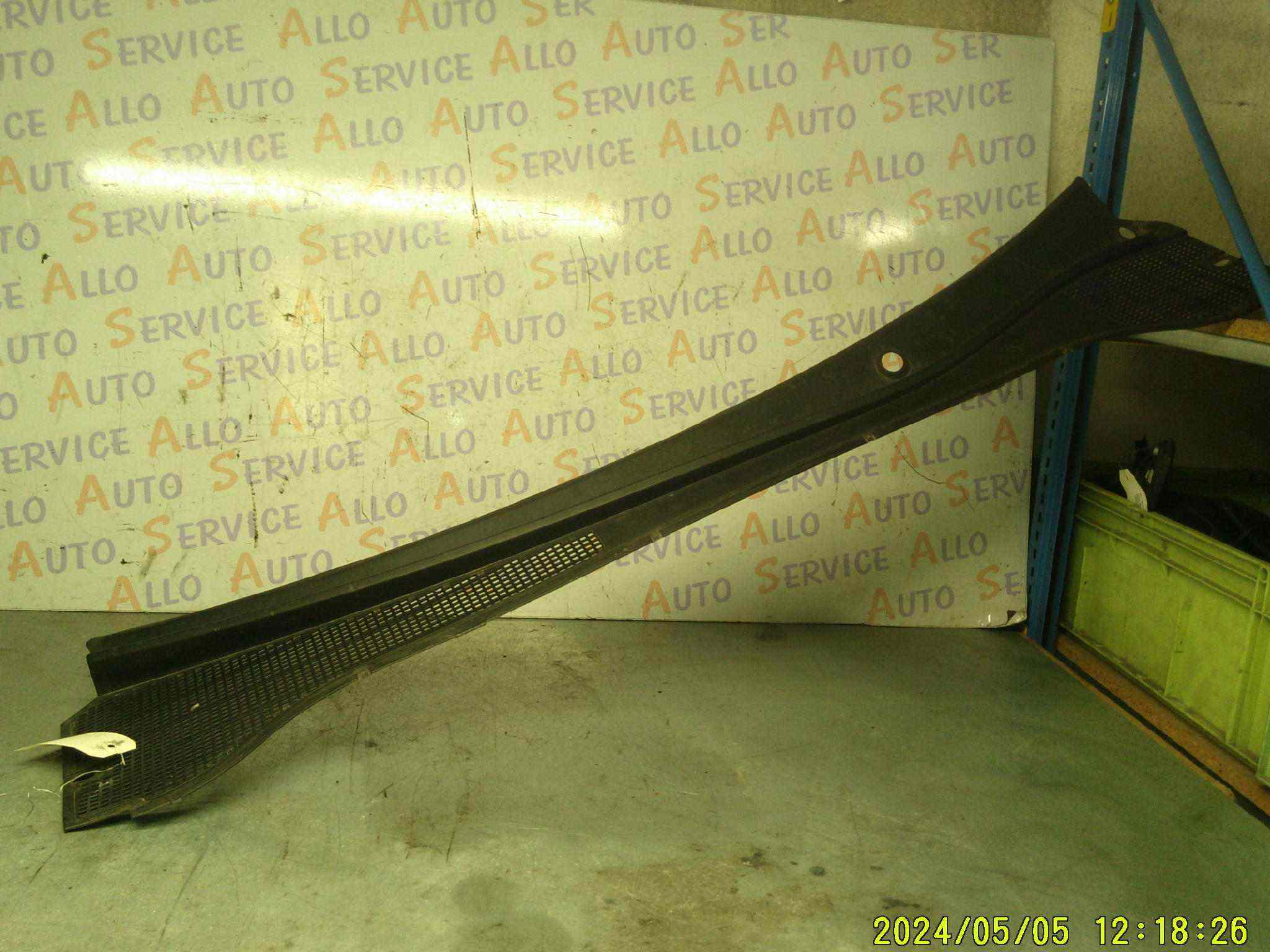 Baie de pare brise 
RENAULT Clio 3 phase 1
ref: 8200290131

