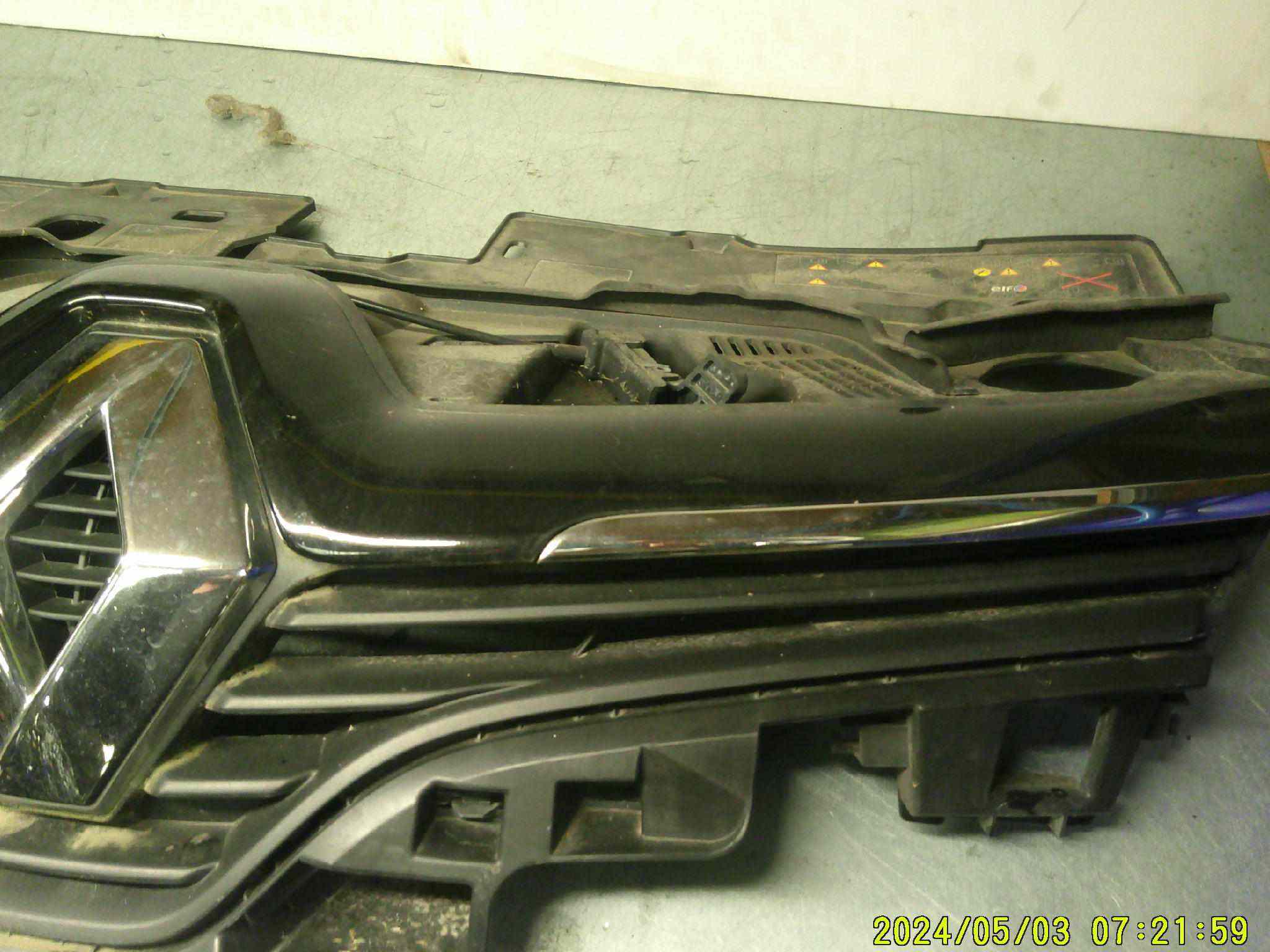 Calandre 
RENAULT Clio 4 phase 2
ref : 622562901R

Frais de Port sur devis