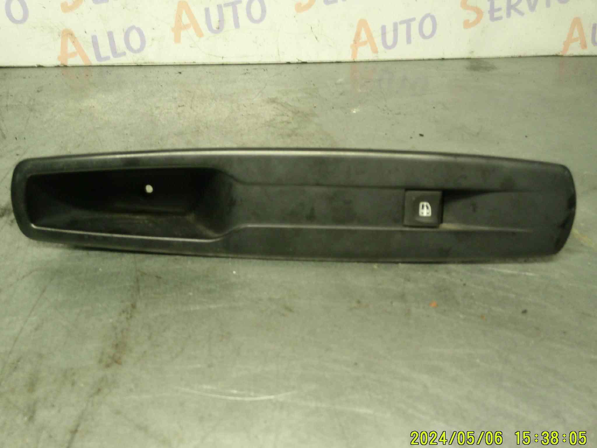 Bouton Lève Vitre AV Droit
RENAULT Scénic 3

