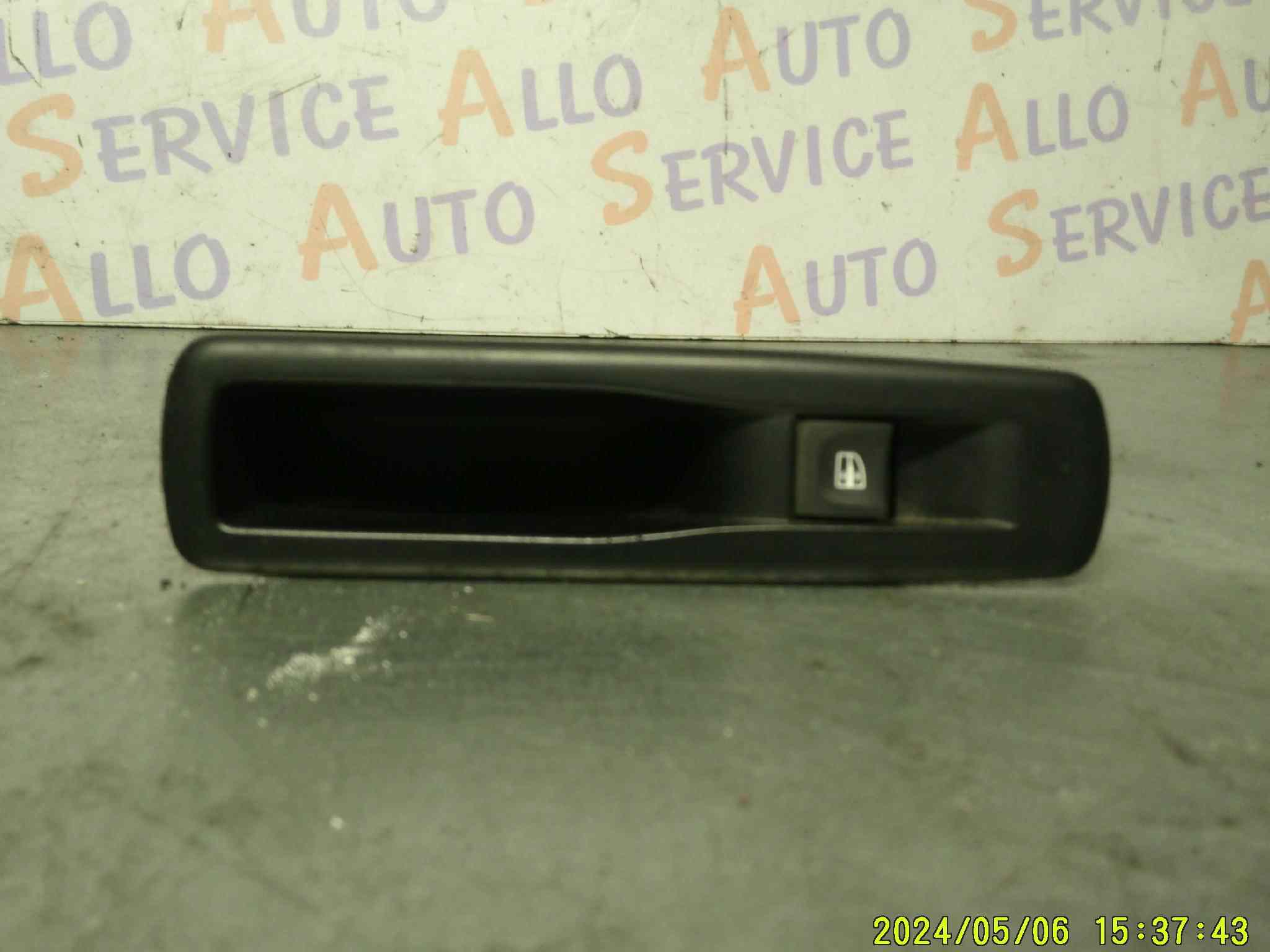 Bouton Lève Vitre AR Droit
RENAULT Scénic 3

