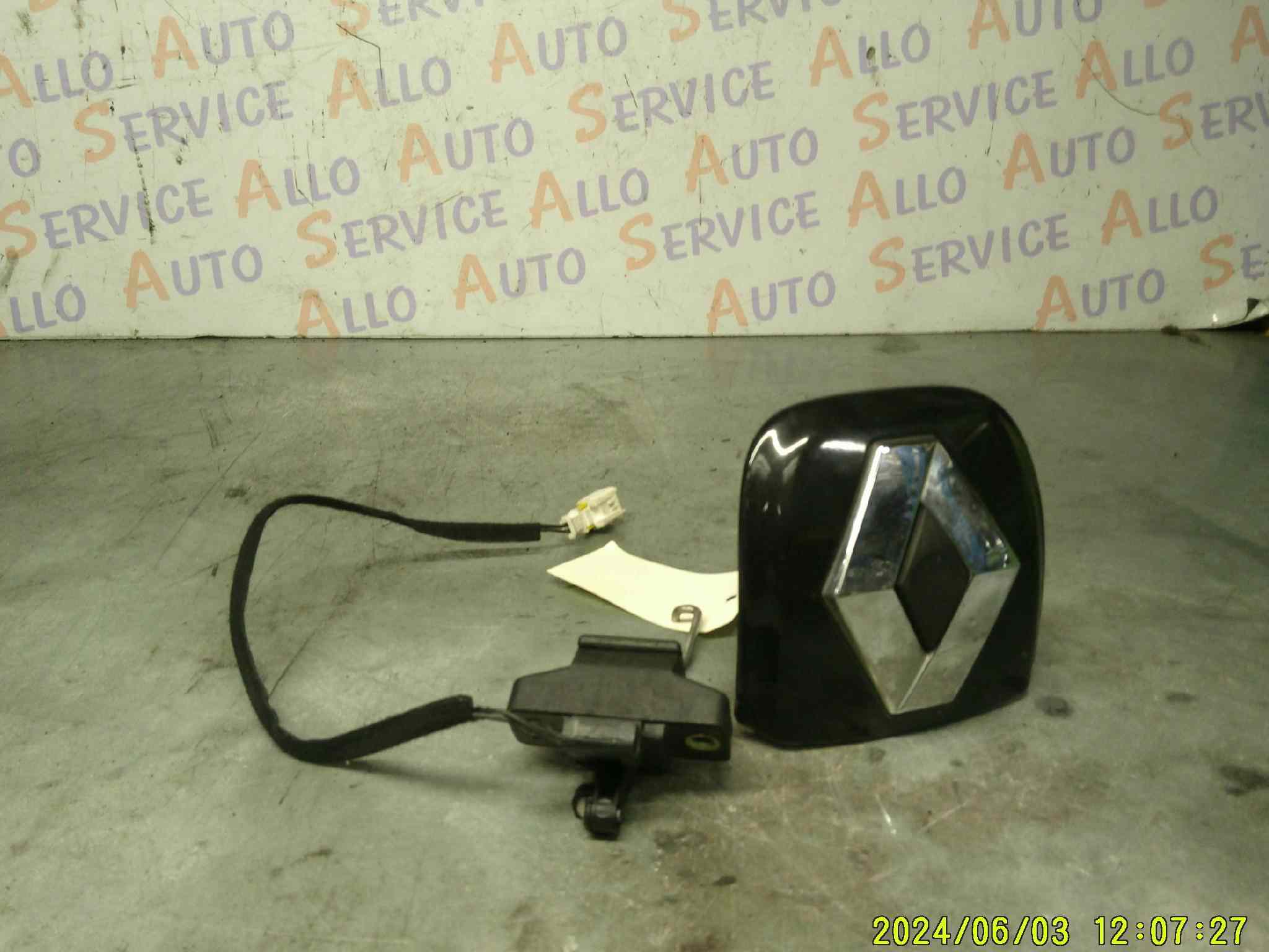 Bouton(s) Electrique 
RENAULT Clio 2
bouton ouverture de coffre avec serrure 
