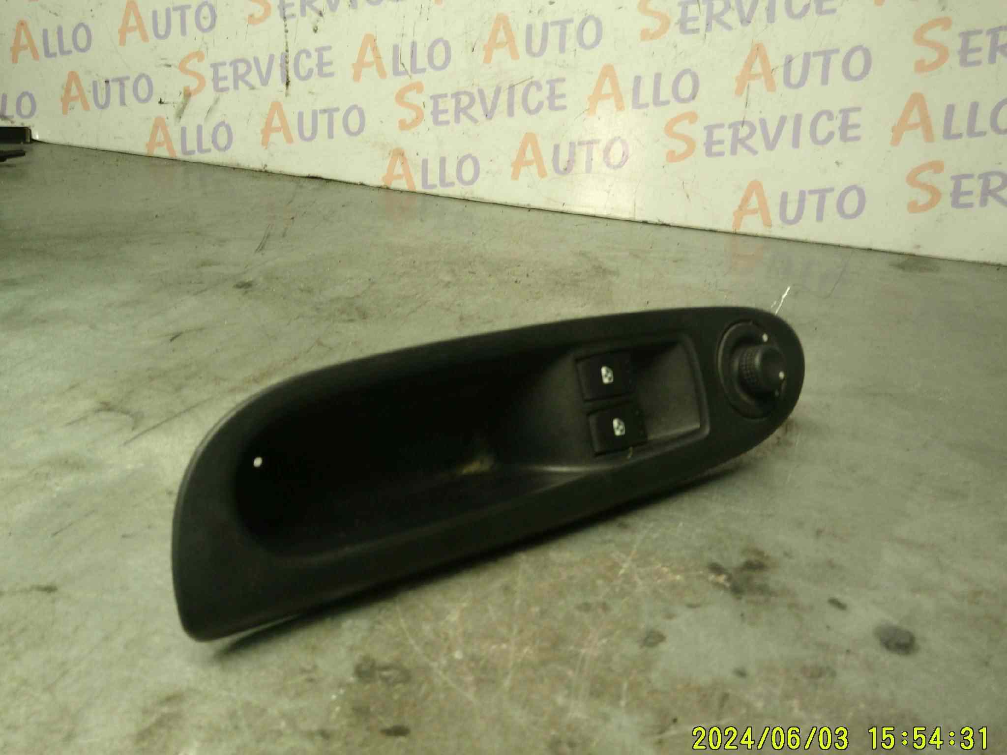 Bouton Leve Vitre Gauche+bouton réglage de retro électrique 
RENAULT Clio 2
phase 2

