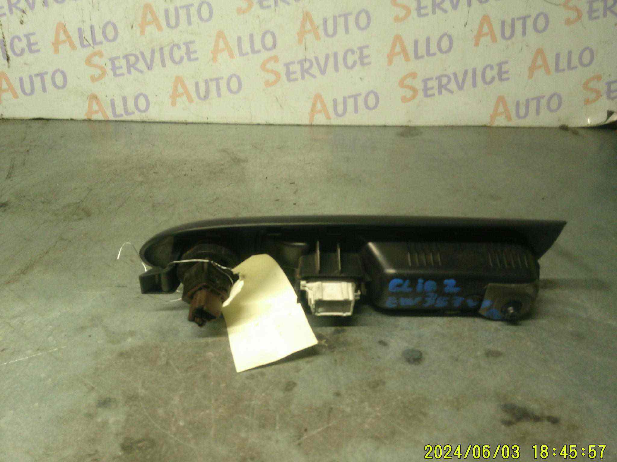 Bouton Leve Vitre electrique  Droit
RENAULT Clio 2

