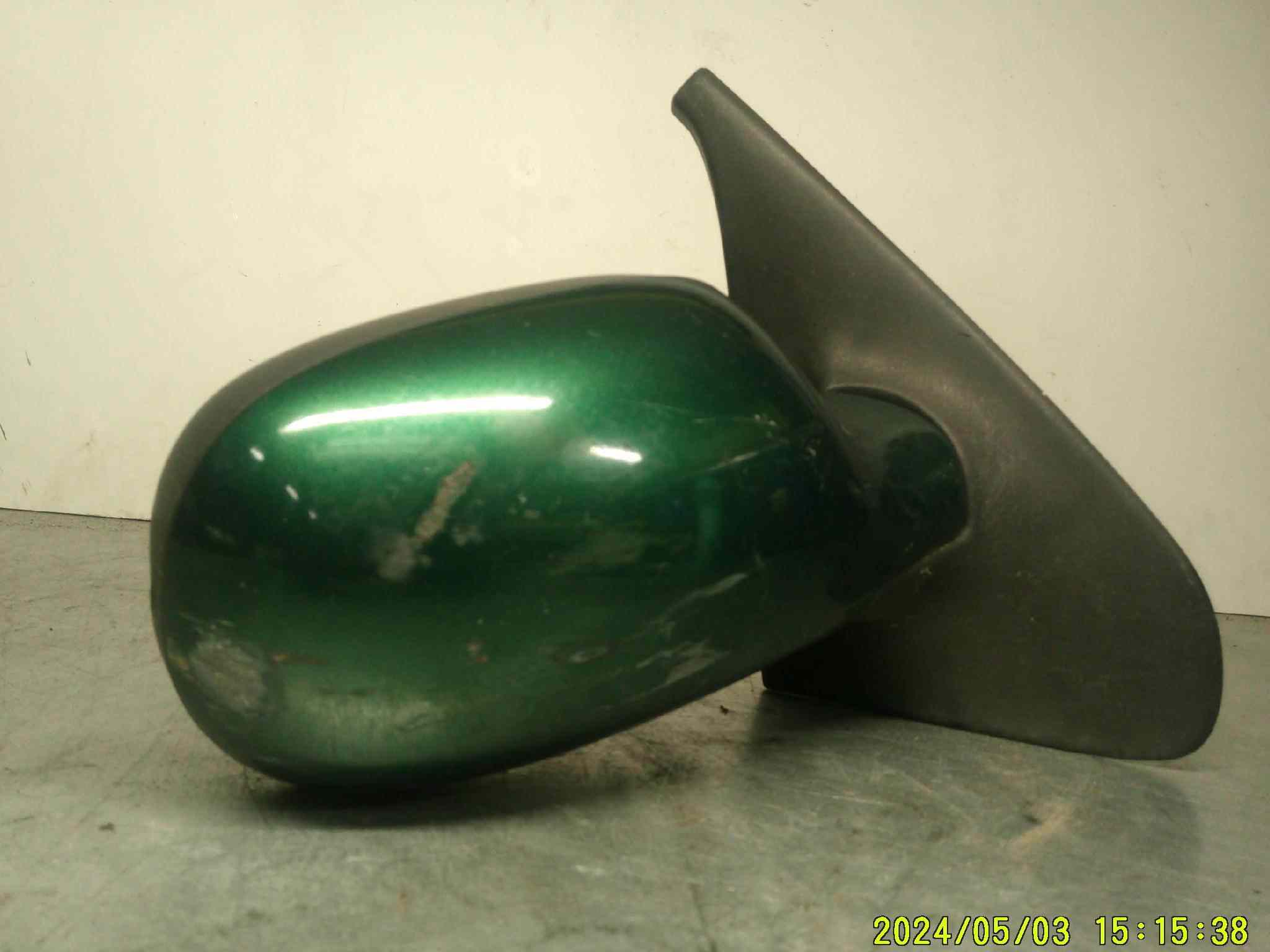 Retro Electrique Droit
RENAULT Clio 2 phase 1
légèrement abîmer 
couleur vert 