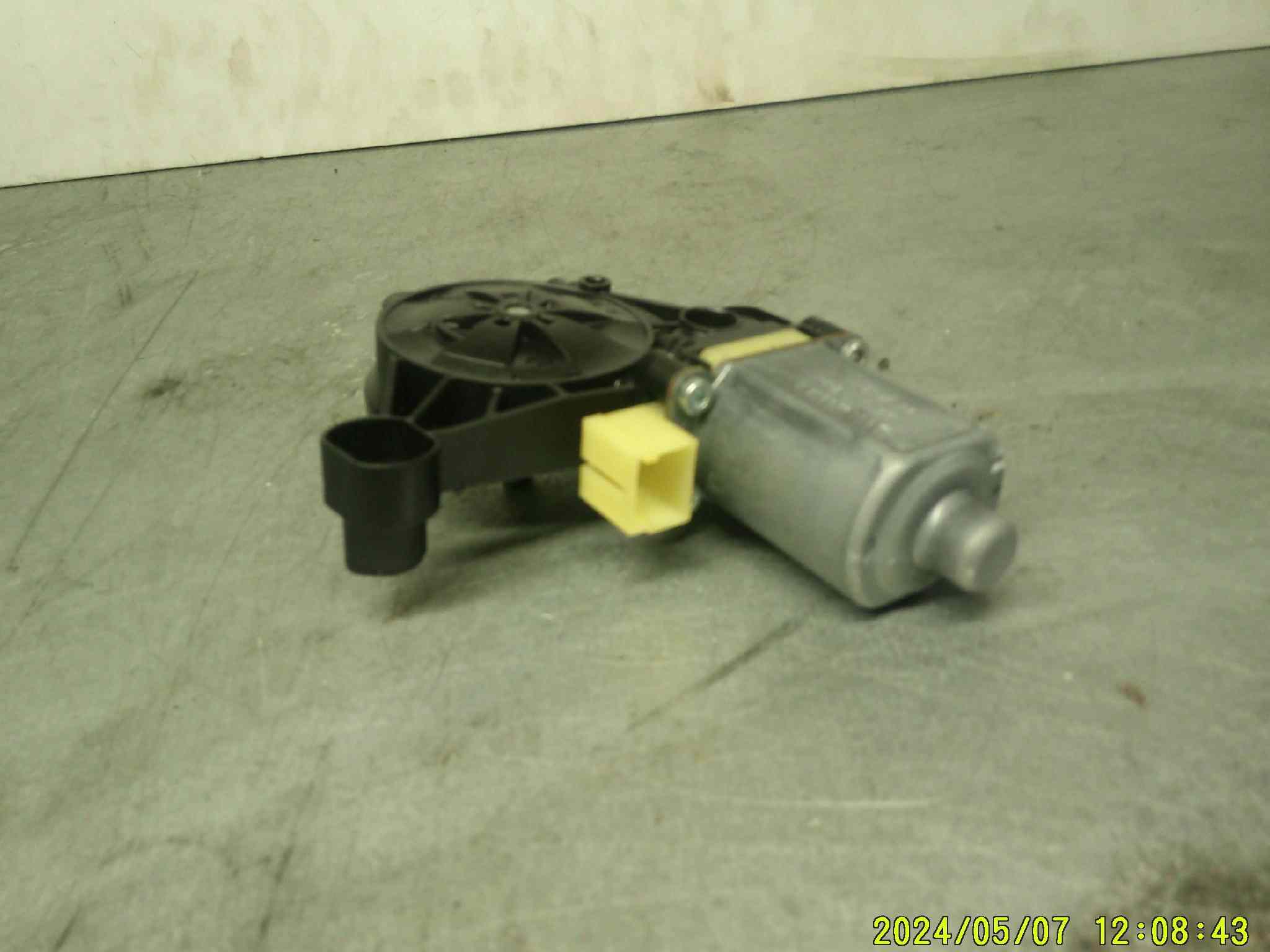 moteur de lève vitre avant  Droit
VOLKSWAGEN Golf 7 
ref : 5q0.959.802b

