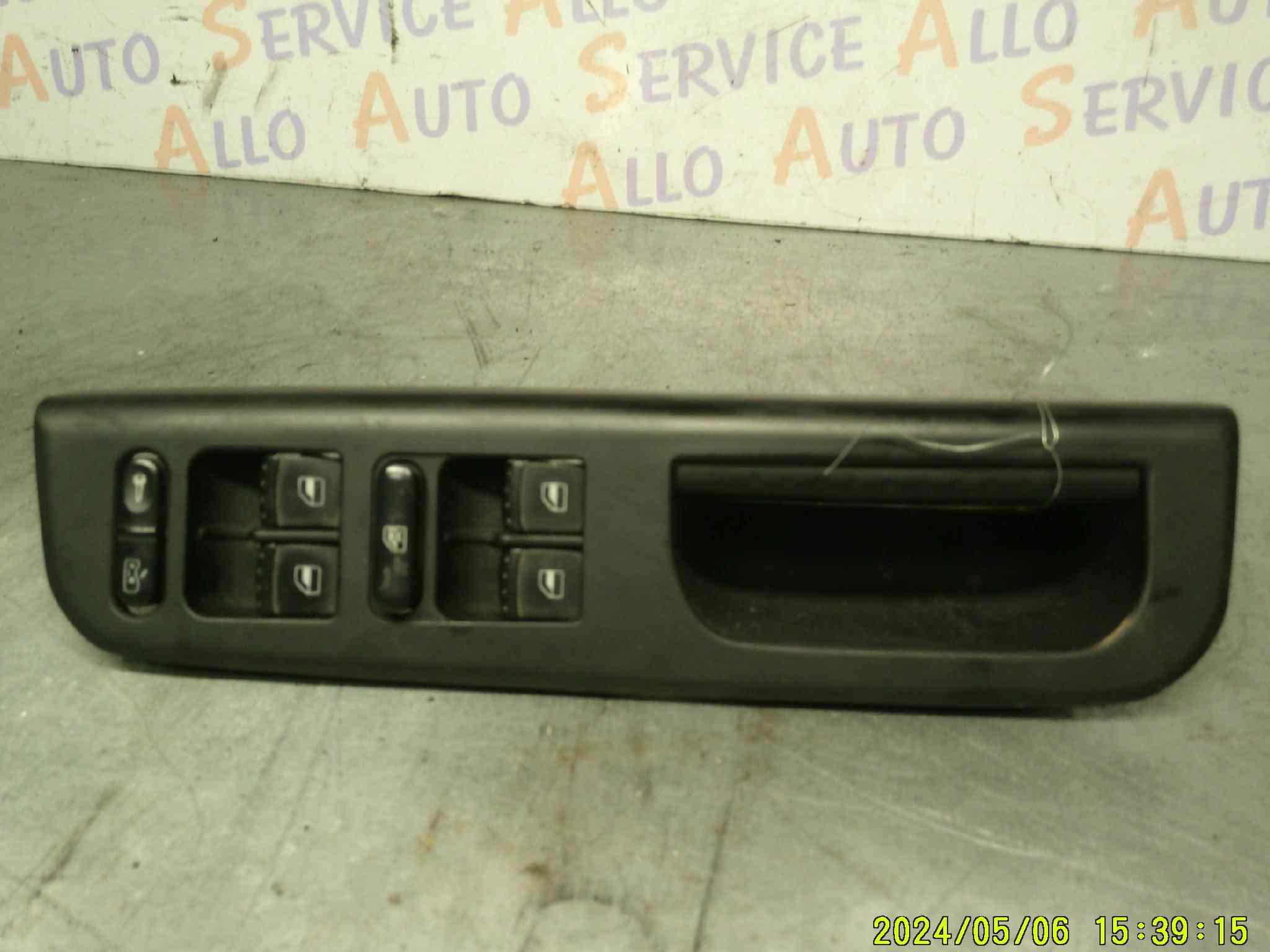 Bouton Leve Vitre Gauche
VOLKSWAGEN Golf 4
ref:1J4959857D

