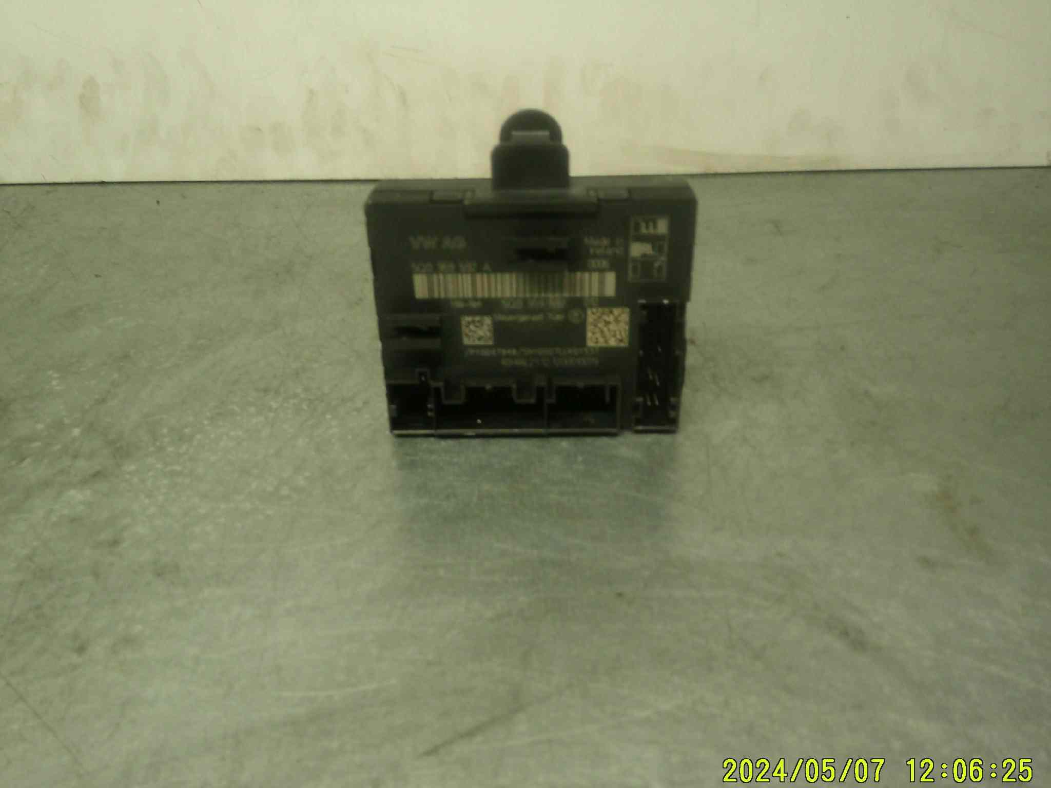 Module de fermeture centraliser 
VOLKSWAGEN Golf 7 
ref : 5q0 959 592 a 
