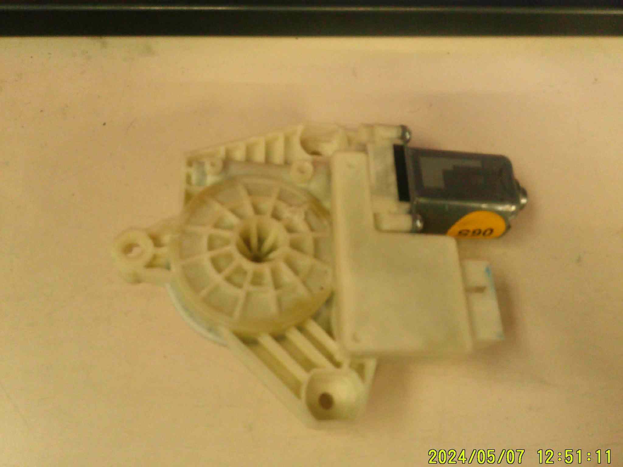 moteur de lève vitre arrière droit 
VOLKSWAGEN Golf 7 
ref : 5q4.959.812.a
